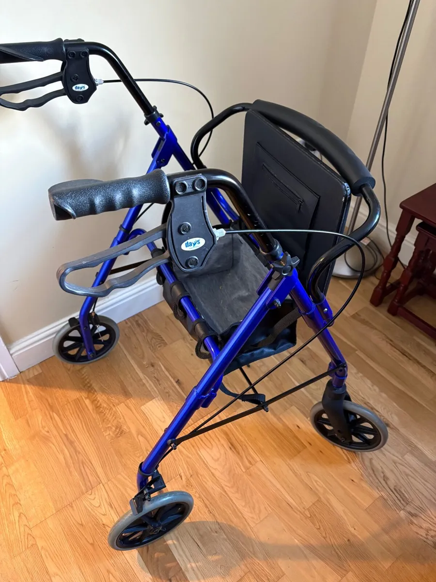 Rollator with seat - Image 4