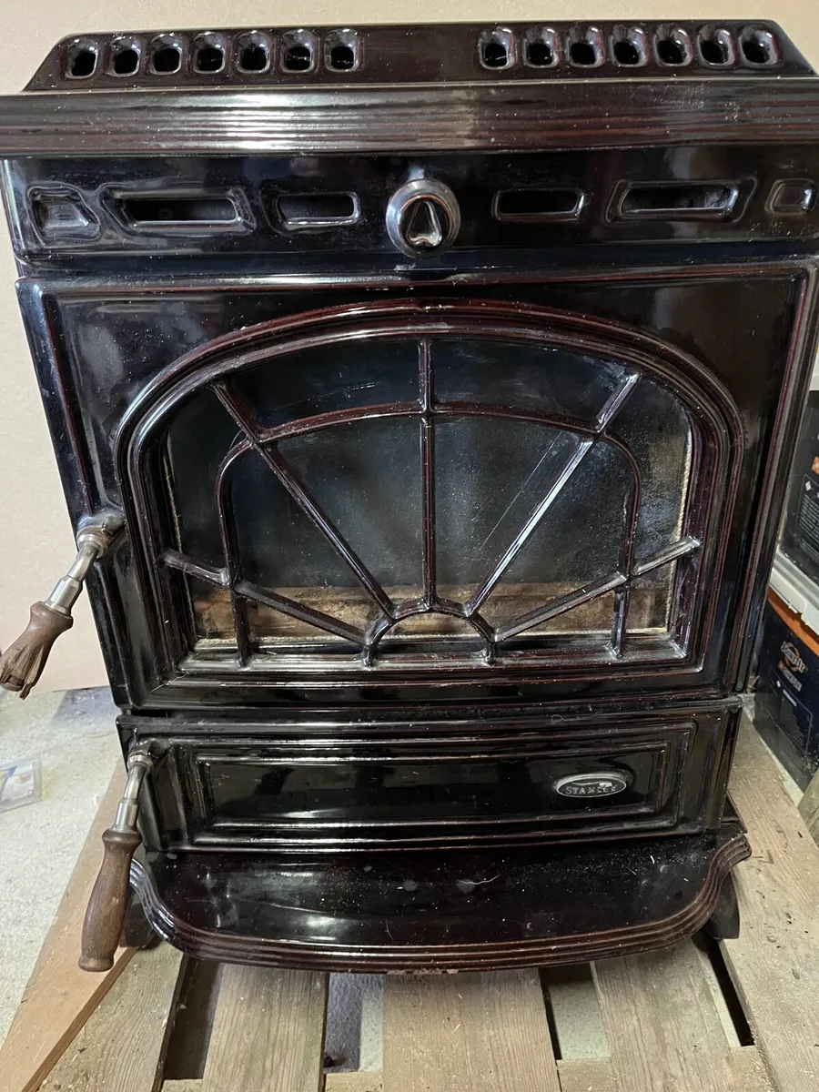 Stanley stove and radiators - Image 1