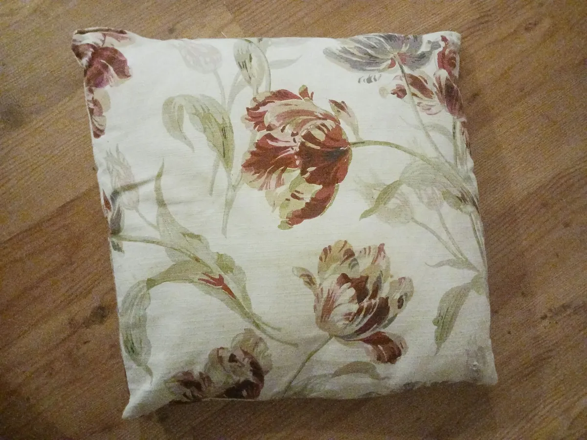 Laura Ashley Curtains and matching cushions - Image 3