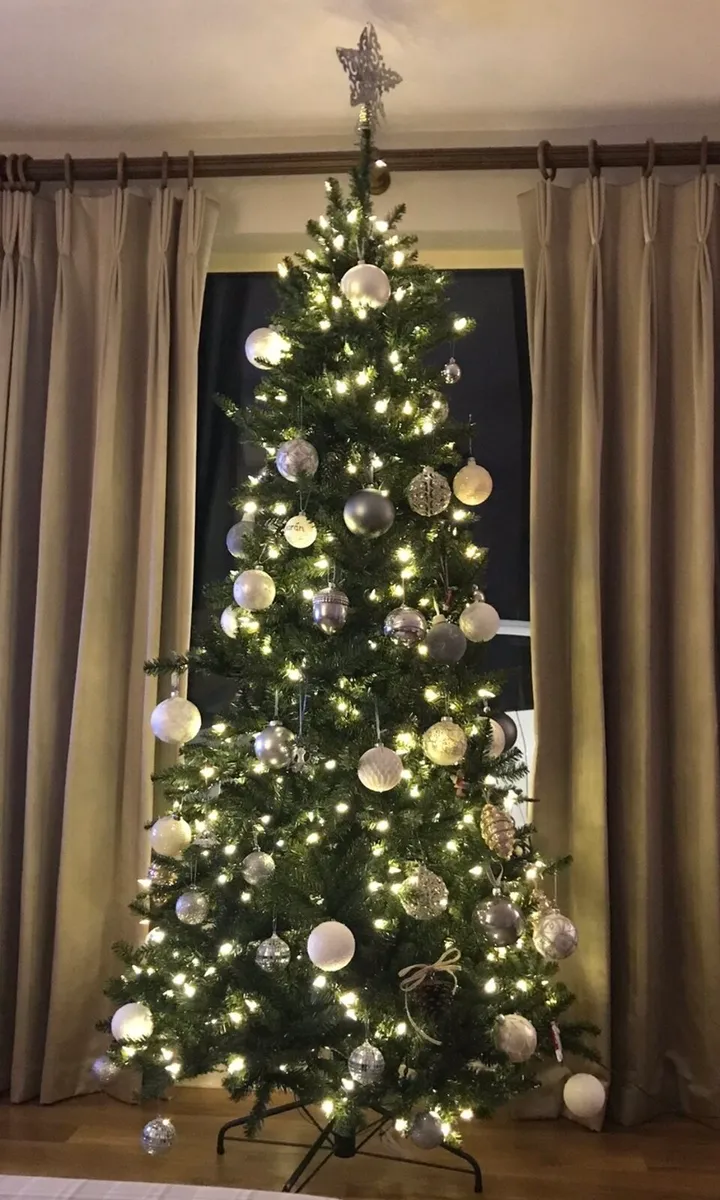 7ft Balsam Hill Pre-Lit Christmas tree - Image 2