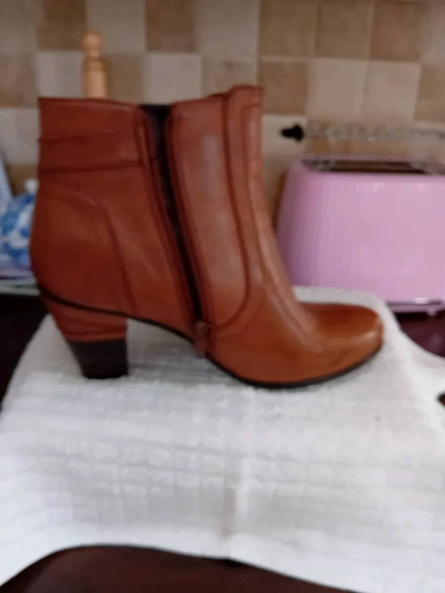 REDZ LADIES ANKLE BOOTS NEW    SIZE 7    (  40  ) - Image 3
