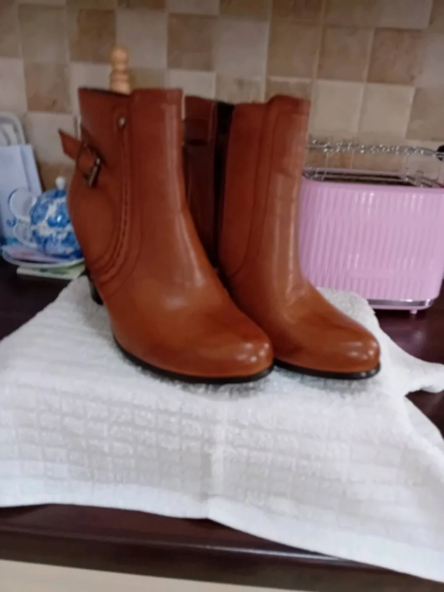 REDZ LADIES ANKLE BOOTS NEW    SIZE 7    (  40  ) - Image 1