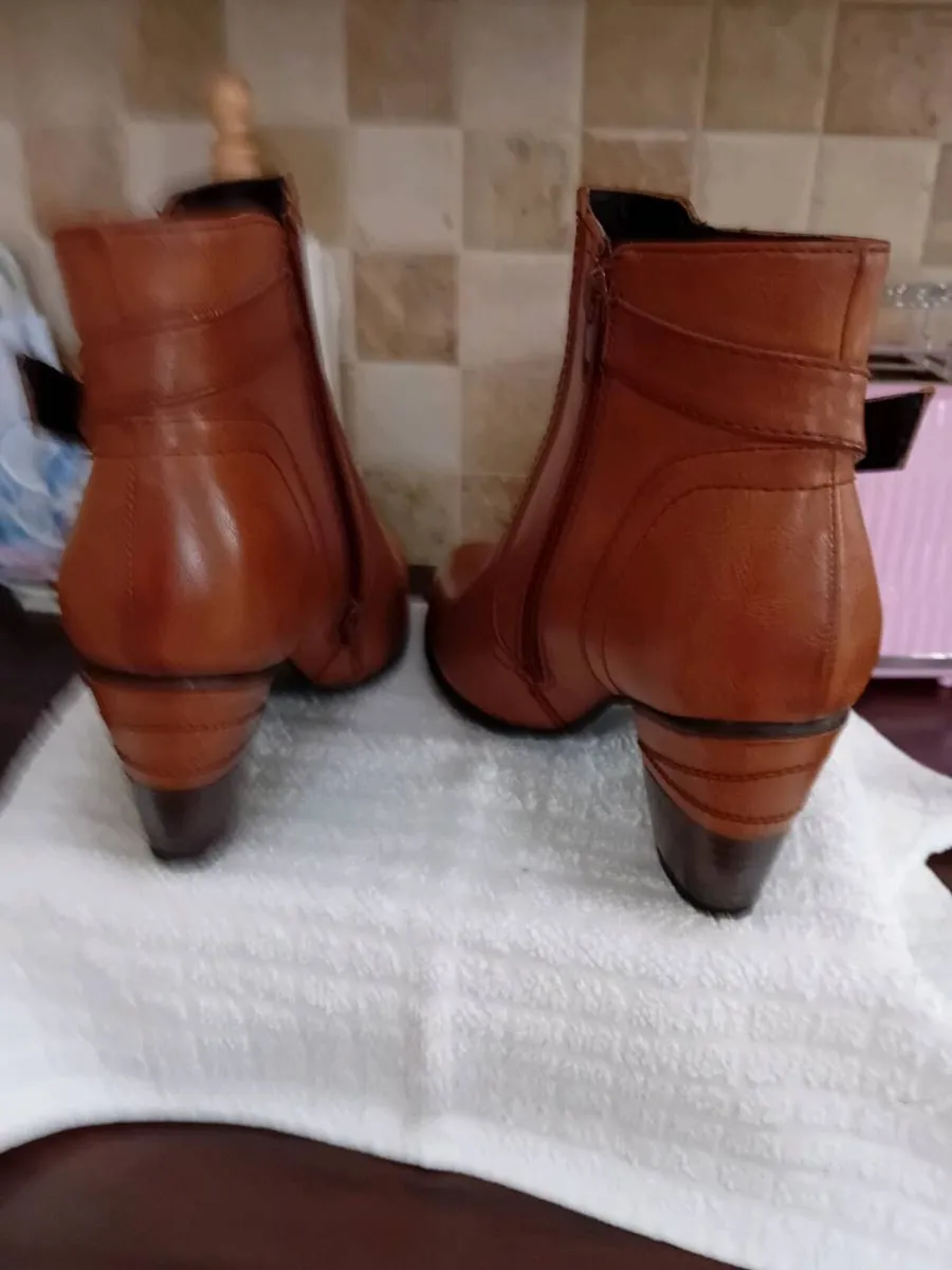 REDZ LADIES ANKLE BOOTS NEW    SIZE 7    (  40  ) - Image 2