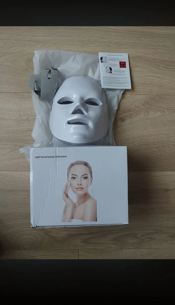 Brand new 
Face Mask with 7 Colours, Wireless Red