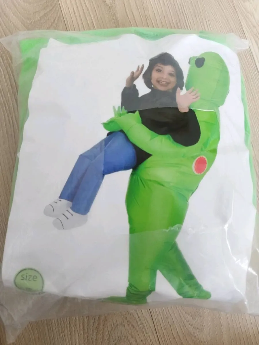 Alien Halloween costume for kids 
Heights between
