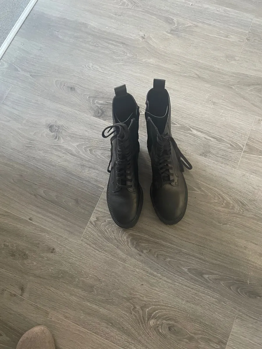 Boots - Image 4