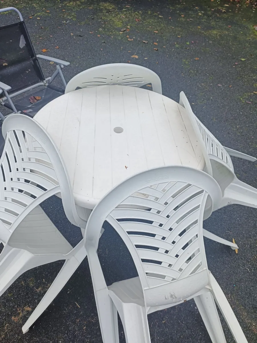 Garden table and chairs - Image 1