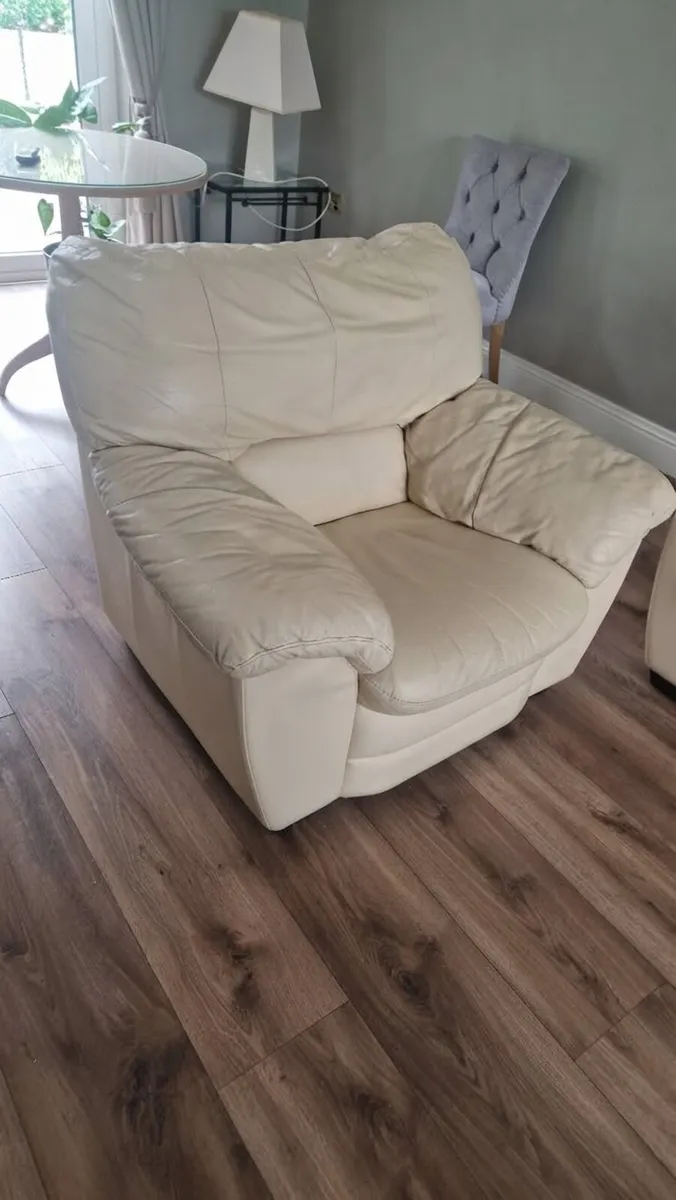 Couch and armchairs - Image 1