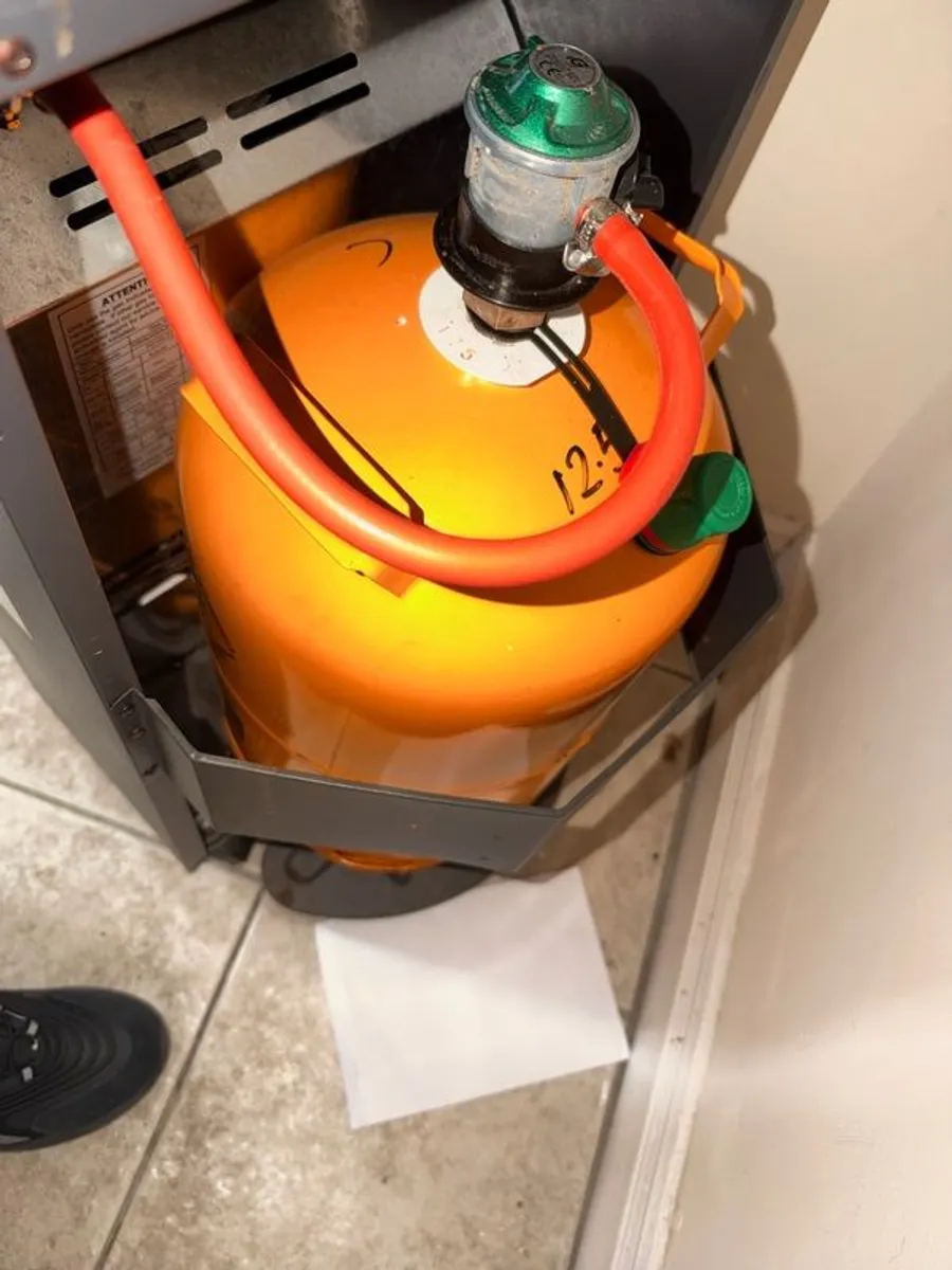 Kingavon Portable Gas Heater with gas bottle - Image 3