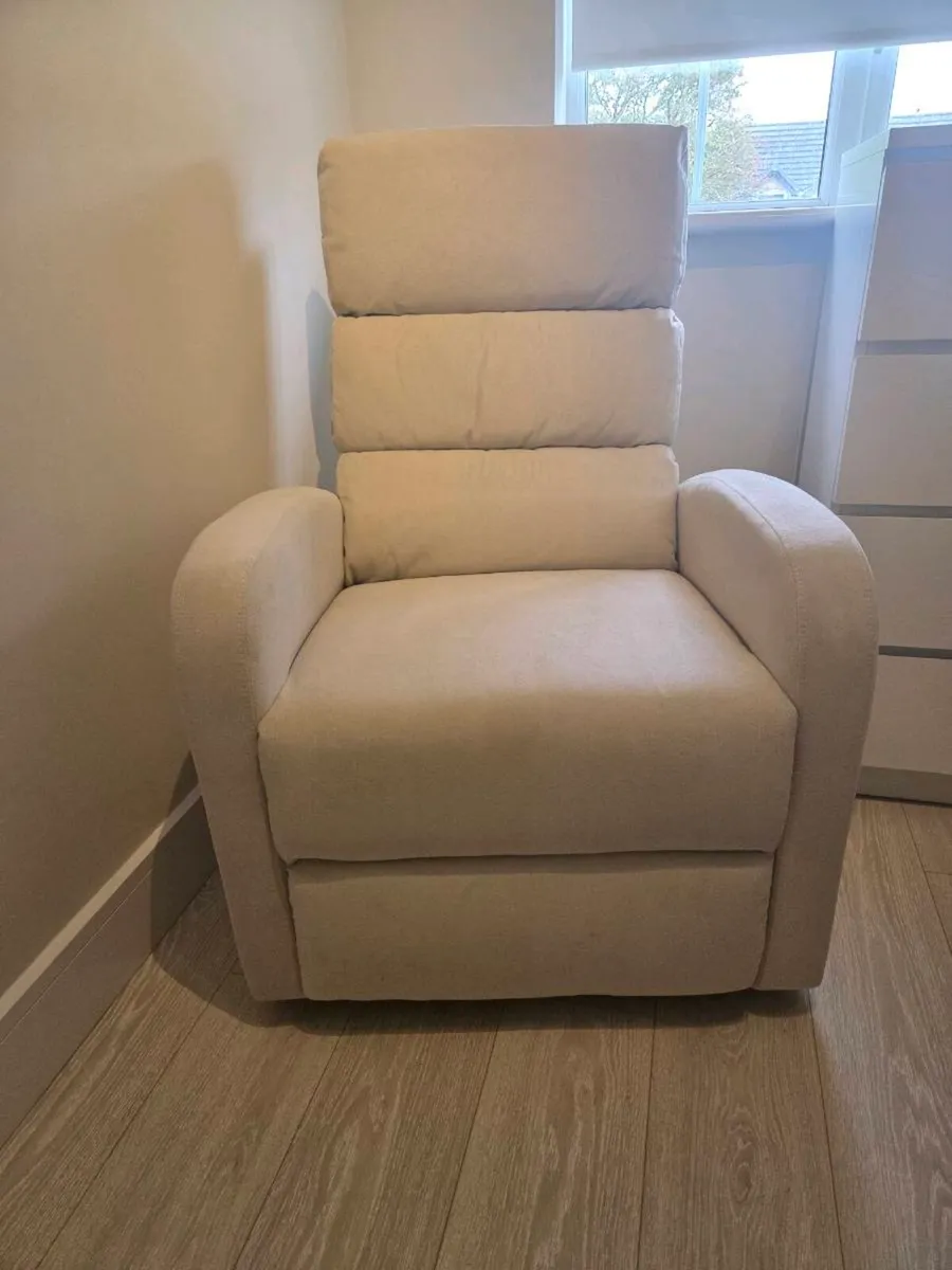 Recliner Chair - Image 1