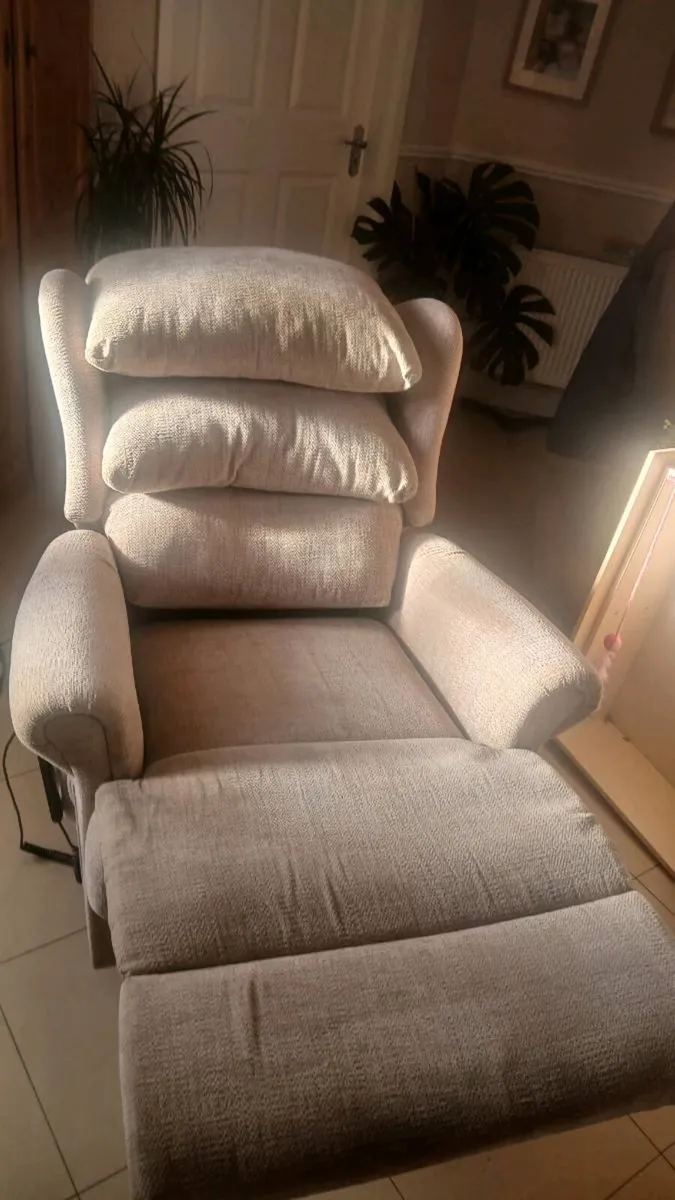 Recliner chair electric - Image 1