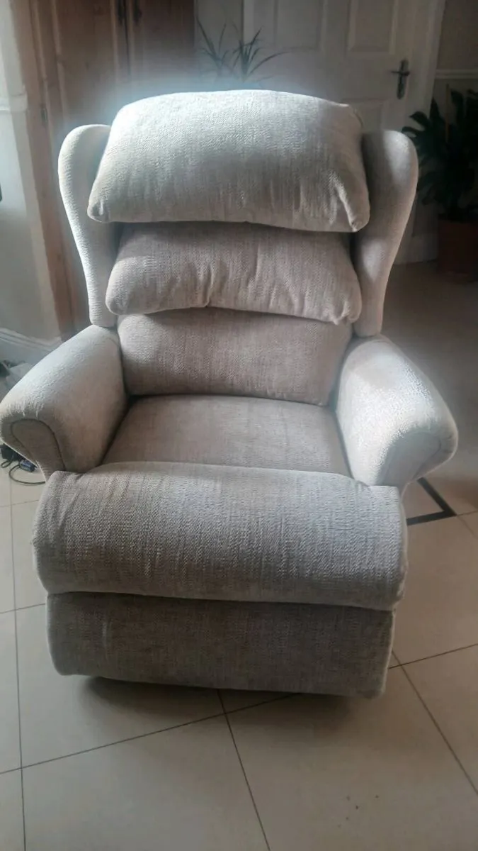 Recliner chair electric - Image 2