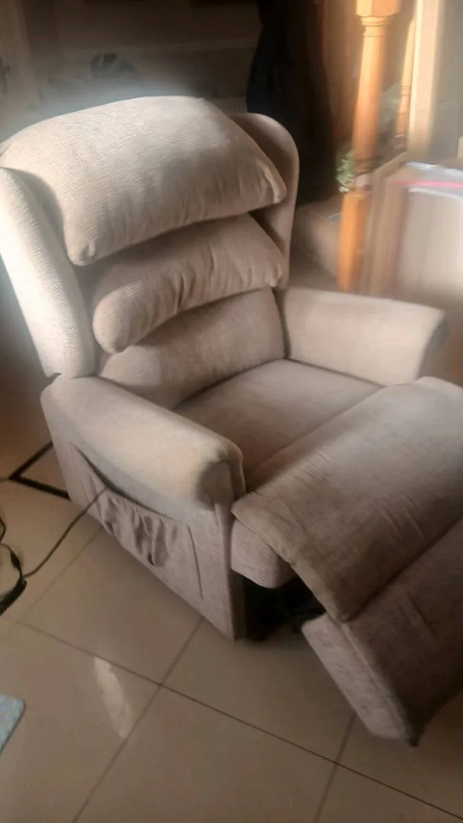 Recliner chair electric - Image 3