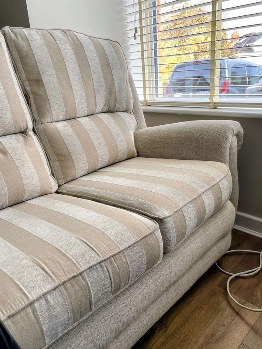 3 seater fabric sofa in excellent condition - Image 3