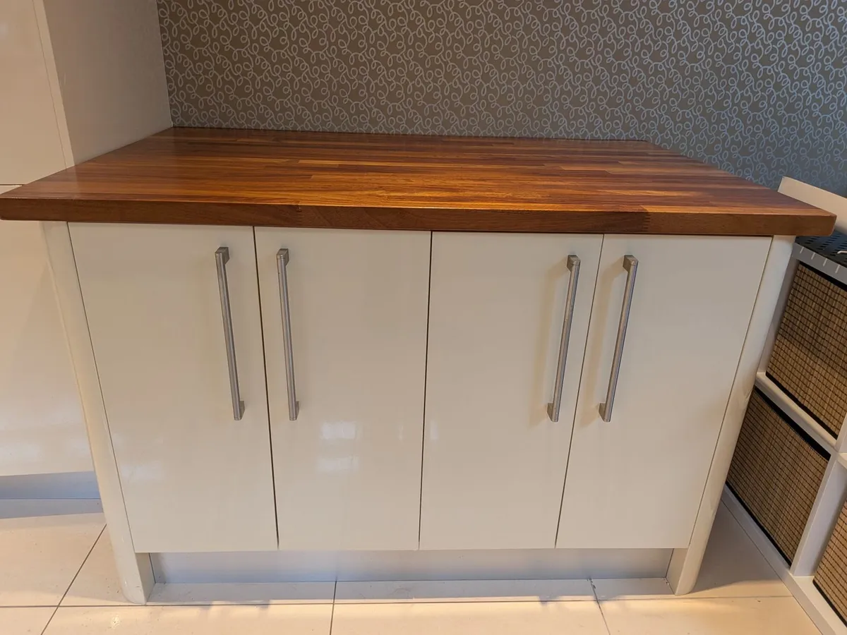 Kitchen Island - Image 1