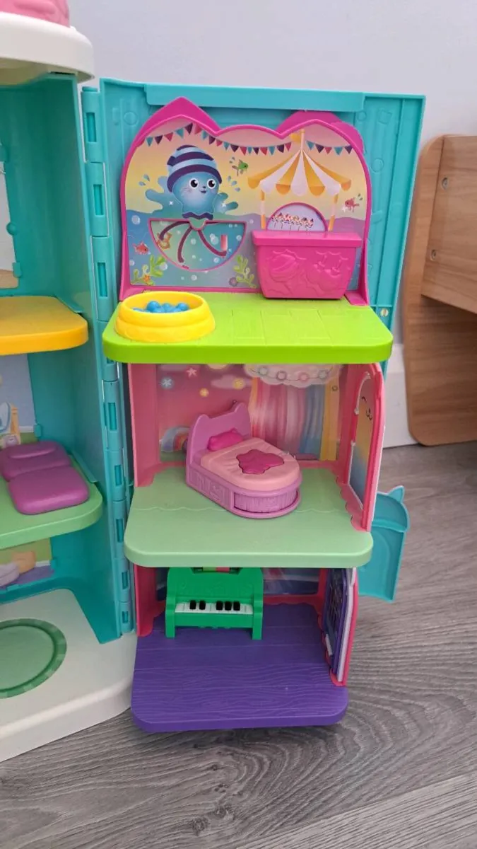 gabby and the dollhouse with figures - Image 3