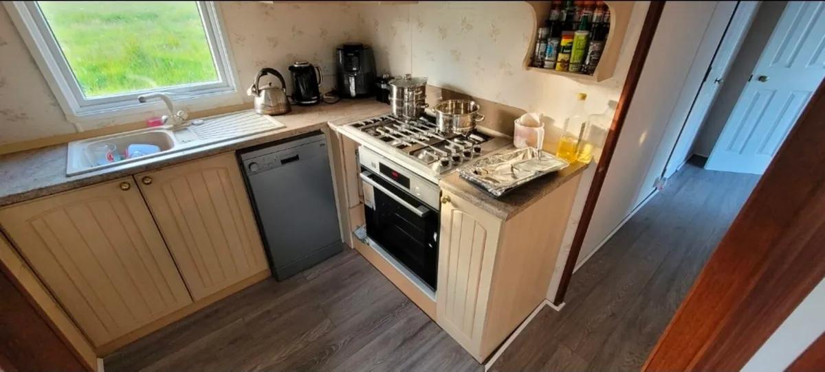 FULLY FURNISHED WINTER SPEC 37 X 12.5 MOBILE HOME - Image 4