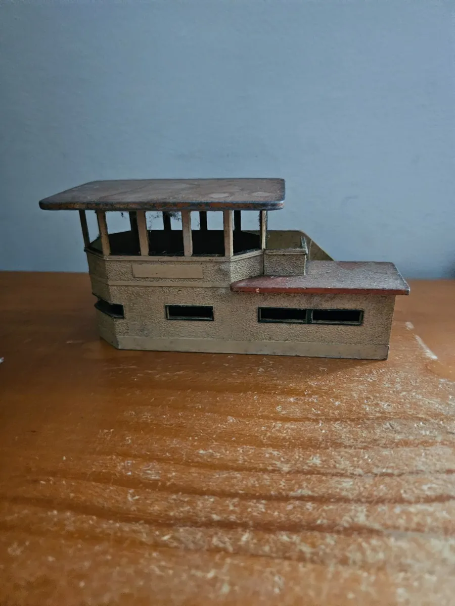 Hornby Dublo OO Gauge Signal Box - Image 1