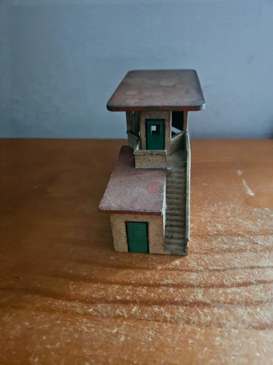 Hornby Dublo OO Gauge Signal Box - Image 2