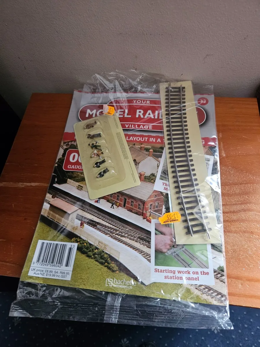 Hornby OO Gauge People and Track - Image 2
