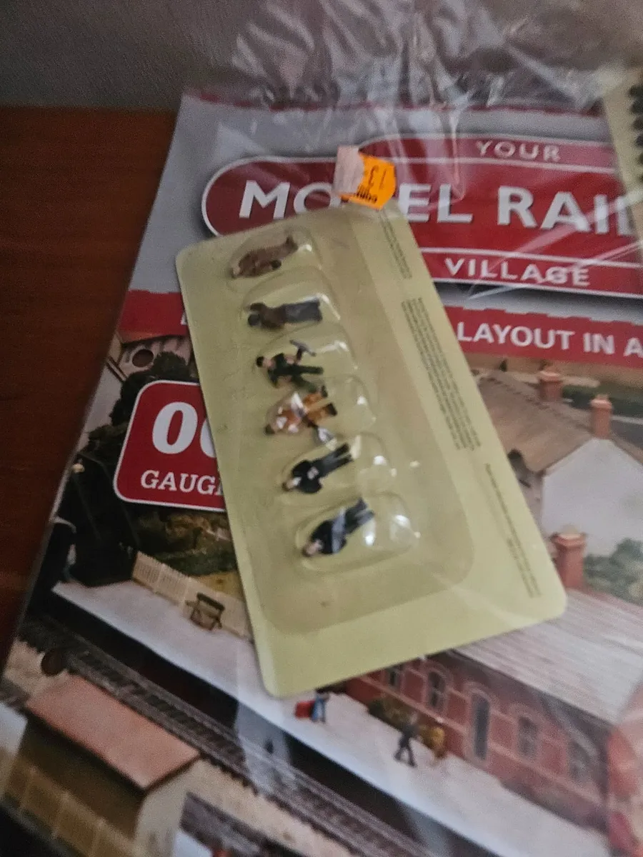 Hornby OO Gauge People and Track - Image 3