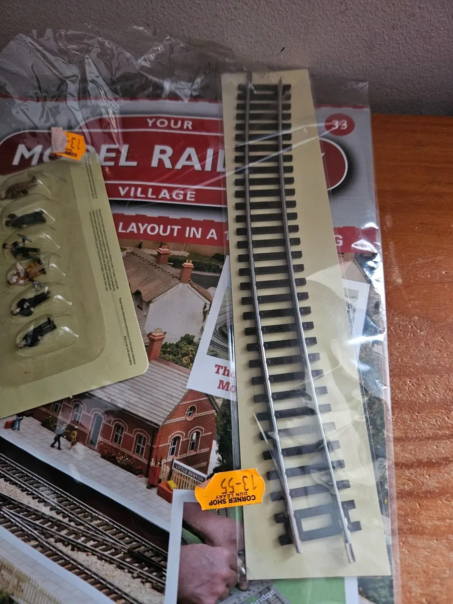 Hornby OO Gauge People and Track - Image 1