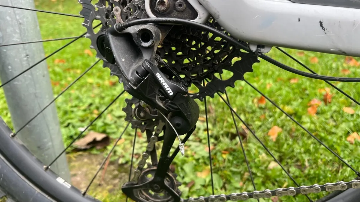 Canyon Neuron CF 8 - Size L - Carbon Trail Bike - Image 2