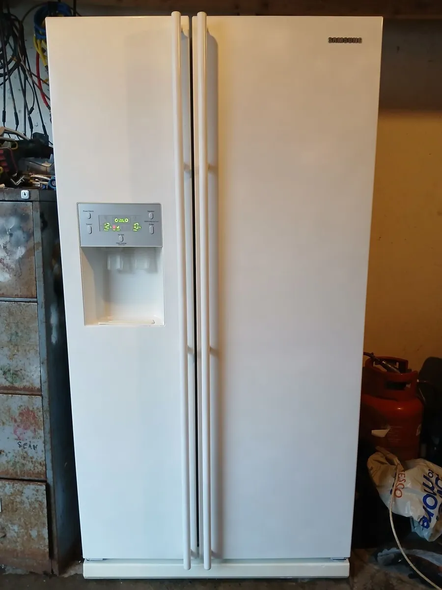 A AMERICAN FRIDGE AND FREEZER - Image 3