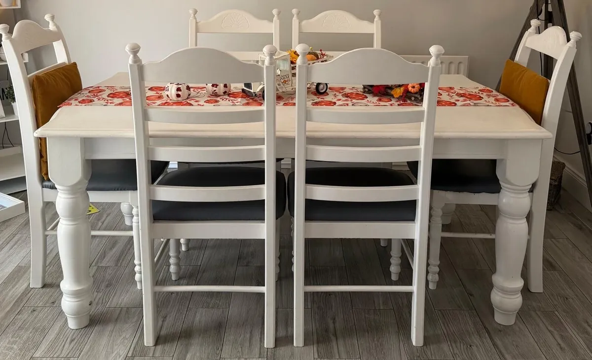 Table and 6 chairs - Image 1