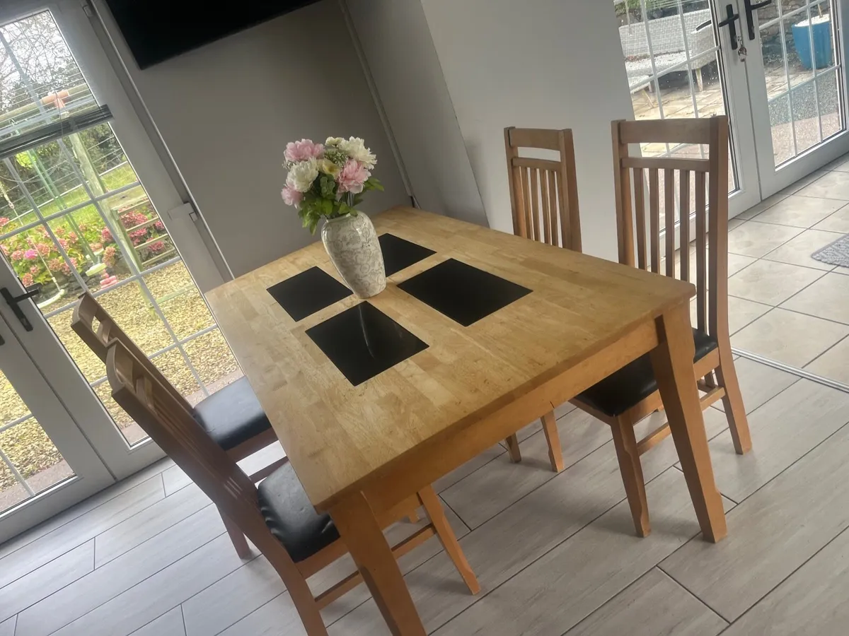 Table and chairs - Image 1