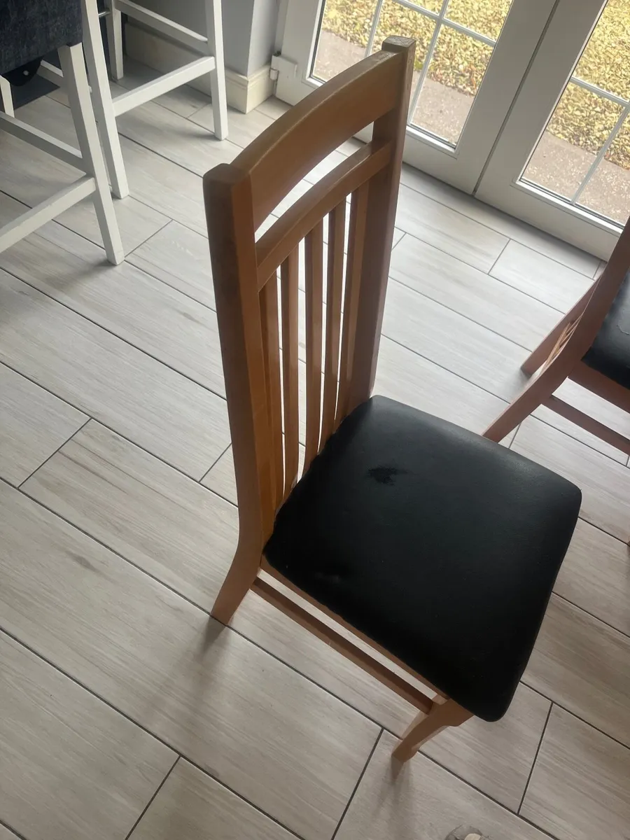 Table and chairs - Image 3