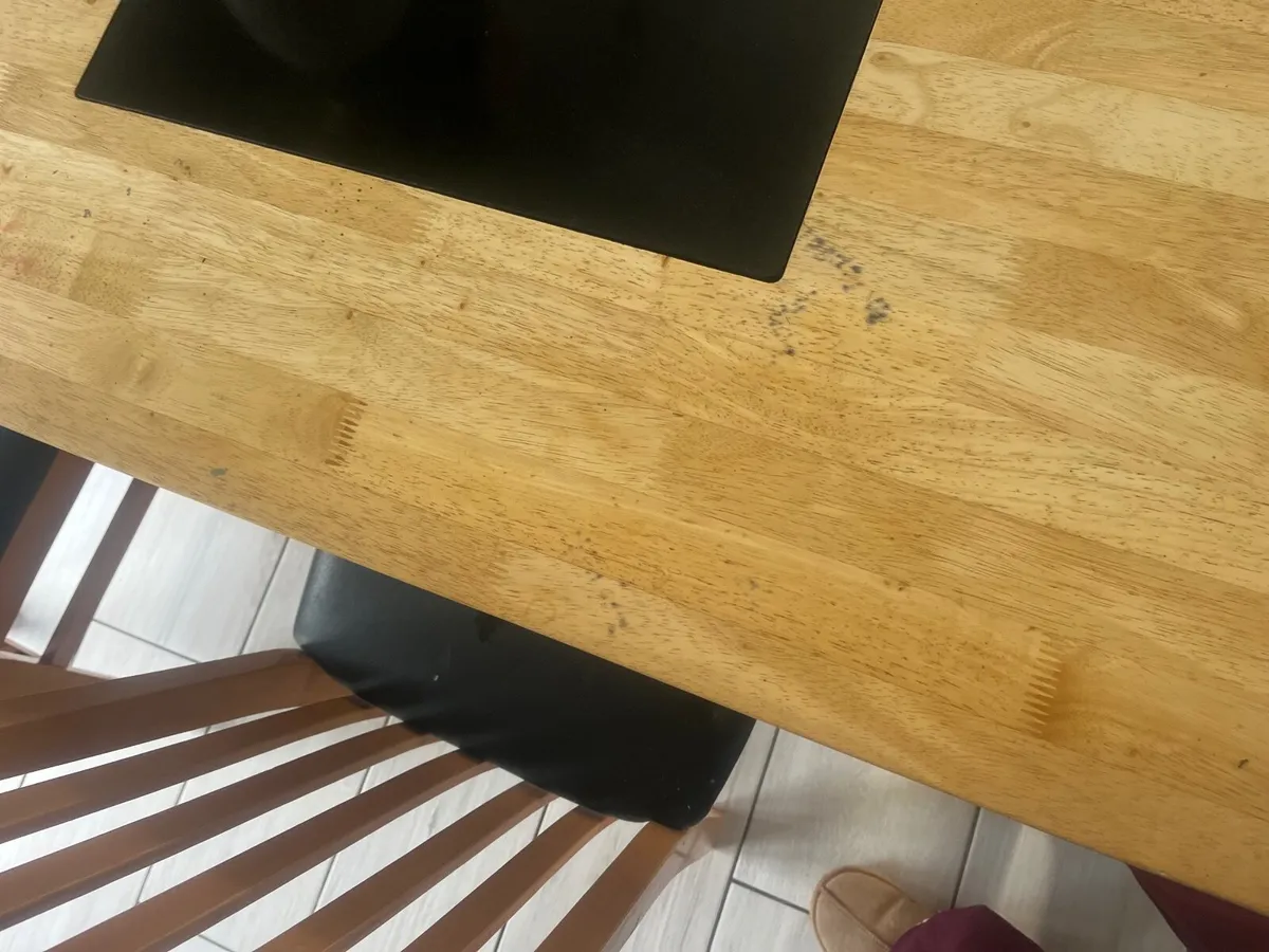 Table and chairs - Image 4