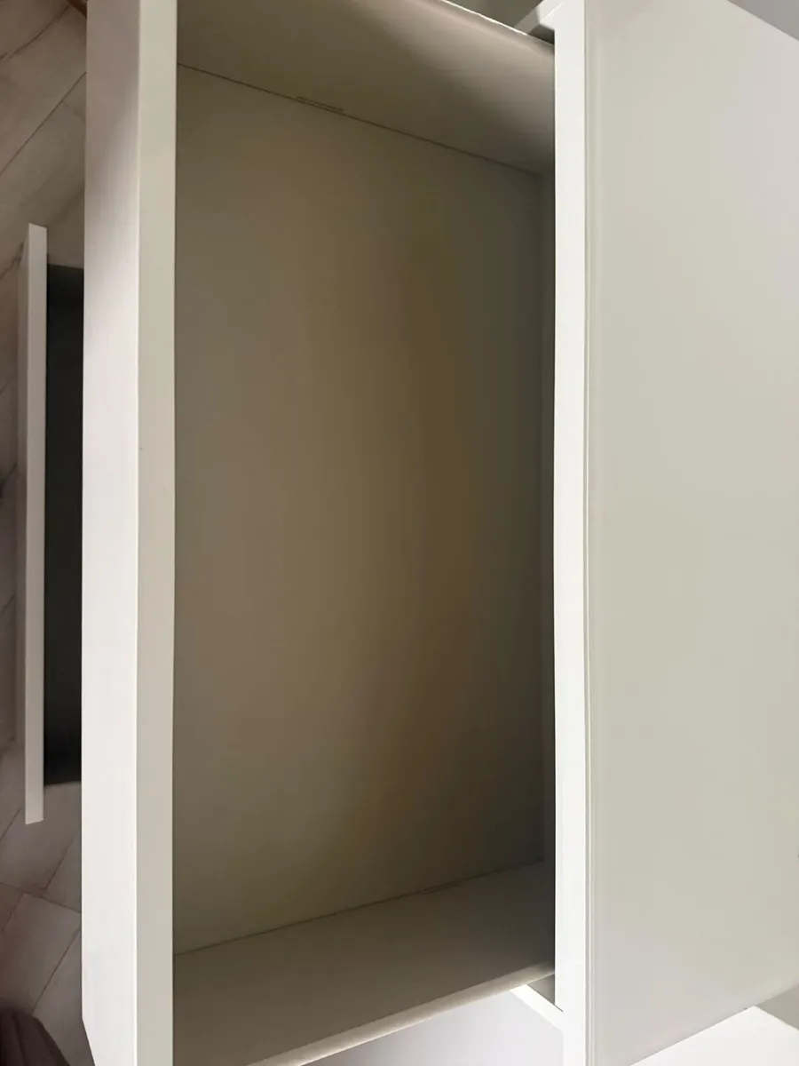 Ikeam malm chest 4 drawers 80x100cm  and glass top - Image 3