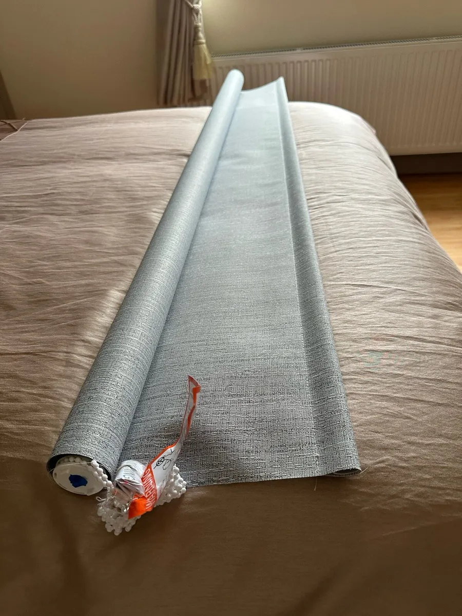 New unused grey roller blind - Image 1