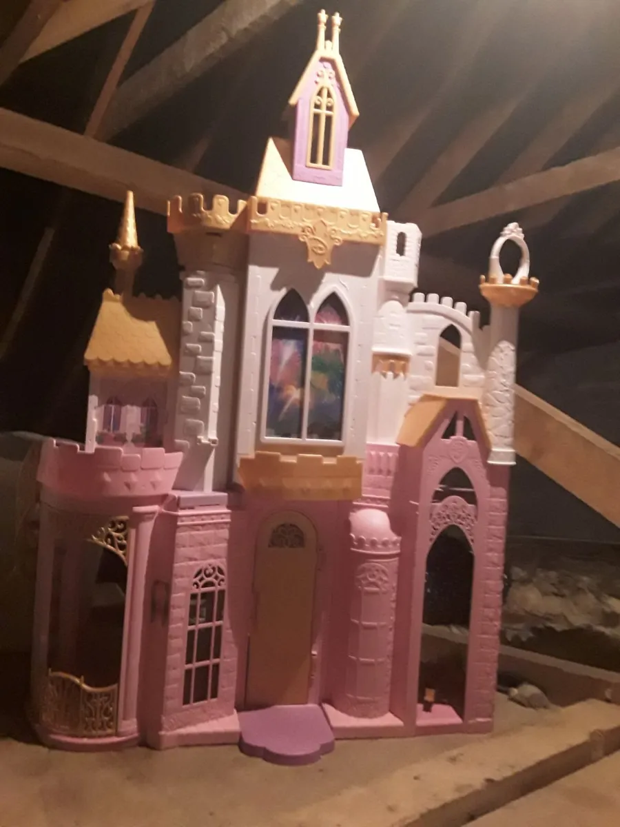As new large Disney castle with  accessories - Image 2