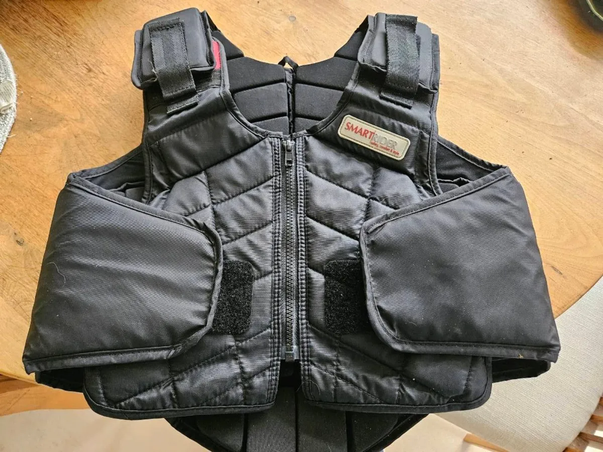 Child's horse riding back protector - Image 1