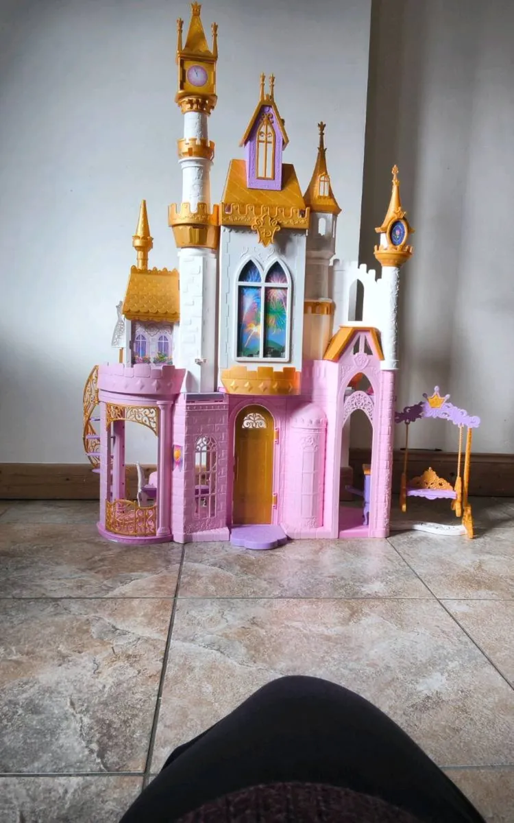 As new large Disney castle with  accessories - Image 3