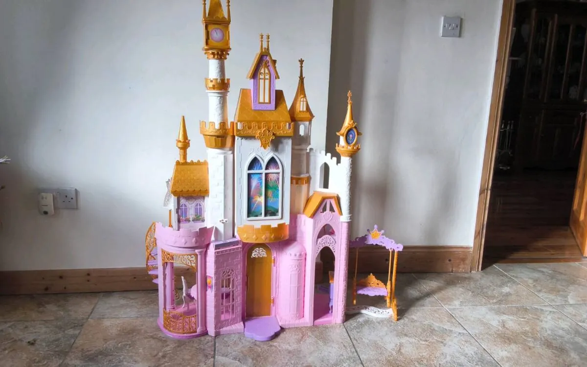As new large Disney castle with  accessories - Image 1