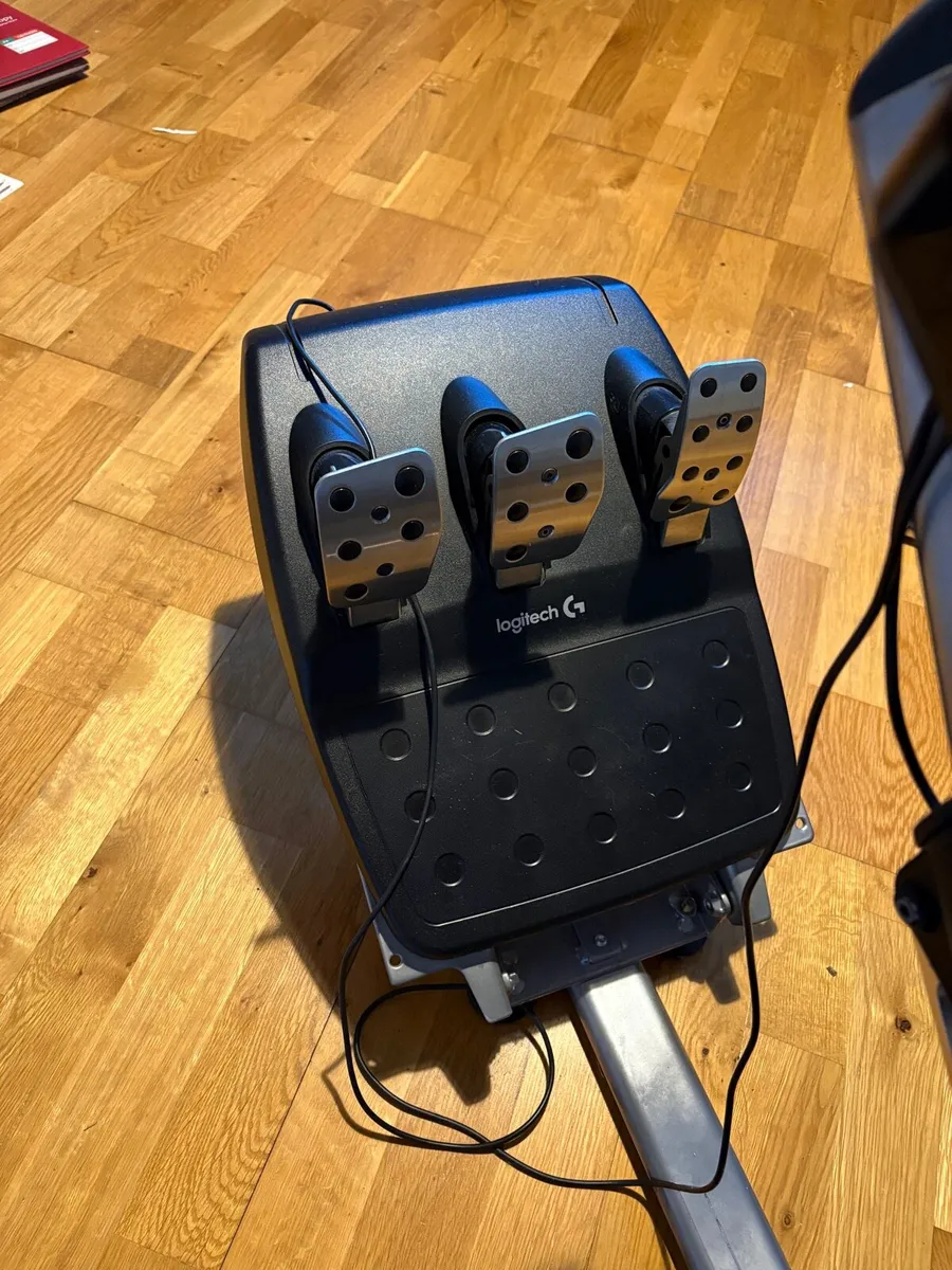 Sim Racing Wheel, Pedals & Seat - Image 4