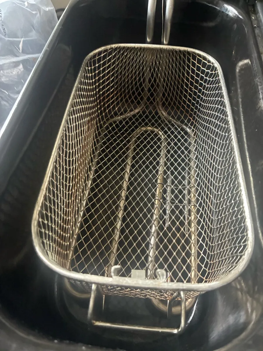 Double deep fat fryer in very good condition - Image 4