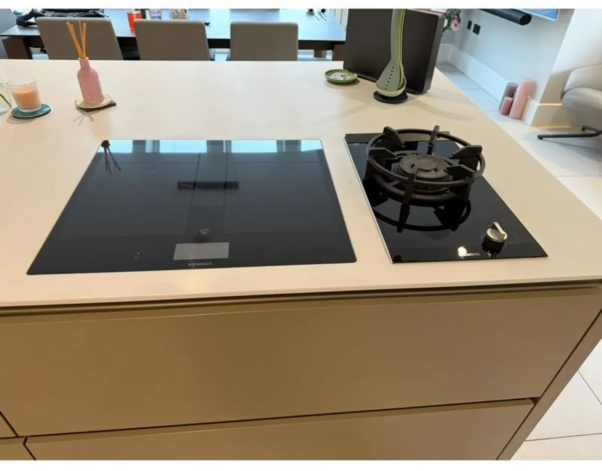 Siemens iQ700 60cm Induction Hob and iQ700 Gas Domino 30cm Ceramic Hob - Image 1