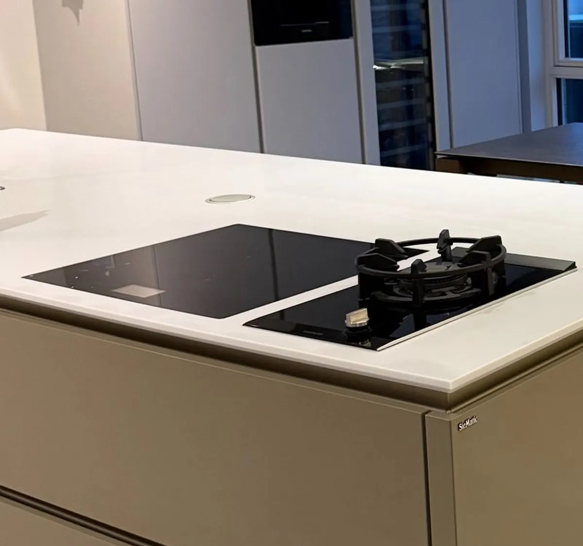 Siemens iQ700 60cm Induction Hob and iQ700 Gas Domino 30cm Ceramic Hob - Image 2