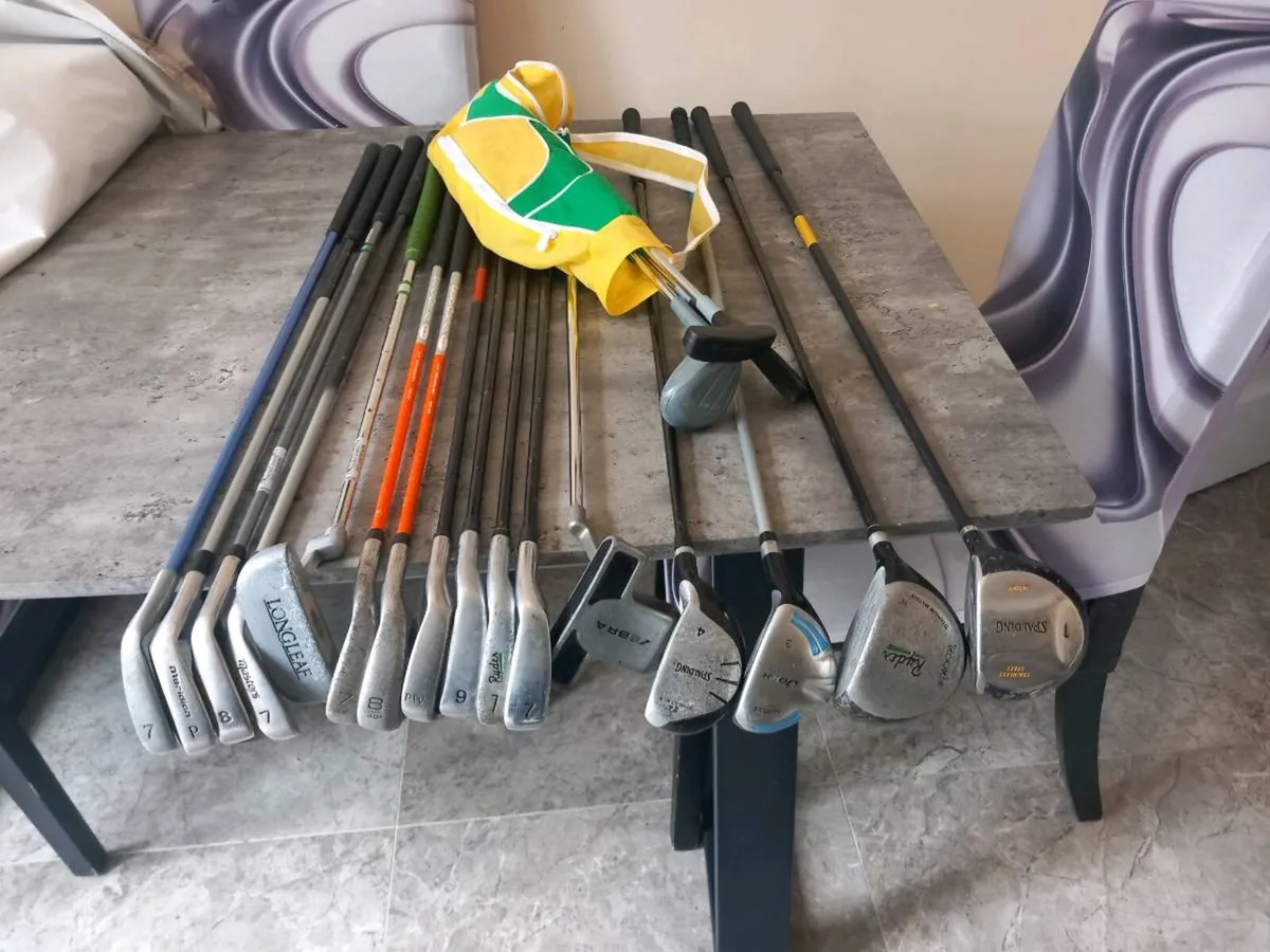 A selection of kids golf clubs - Image 1