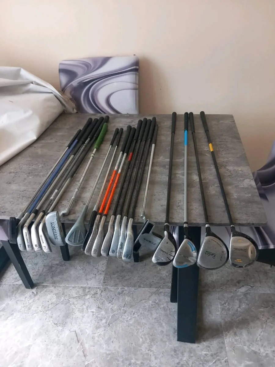 A selection of kids golf clubs - Image 2