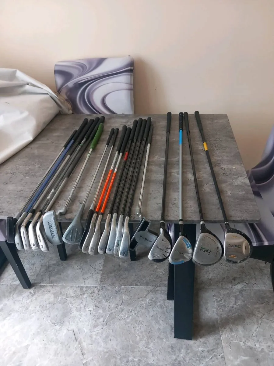 A selection of kids golf clubs - Image 3