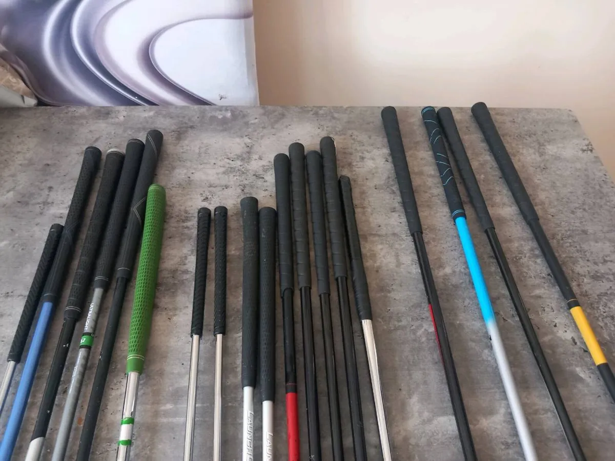 A selection of kids golf clubs - Image 4