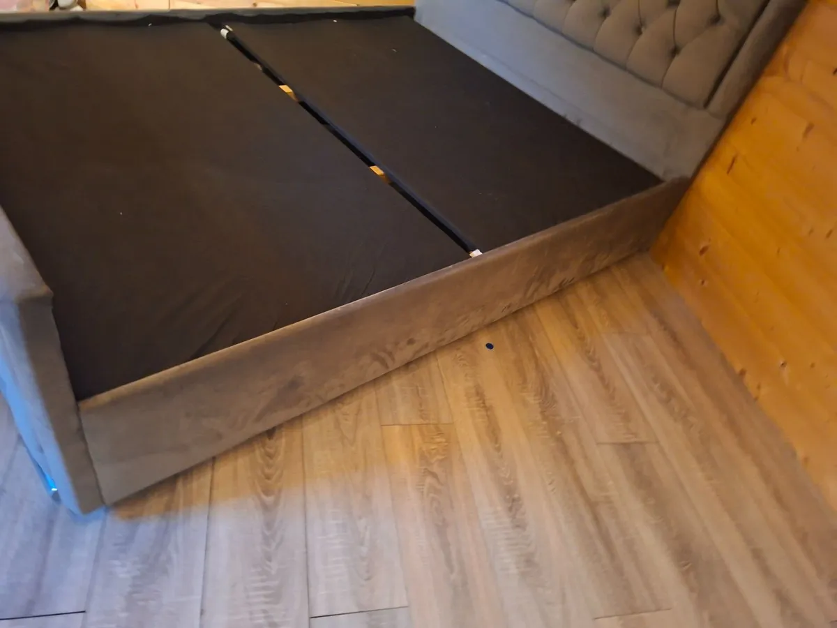 Double bed - Image 1