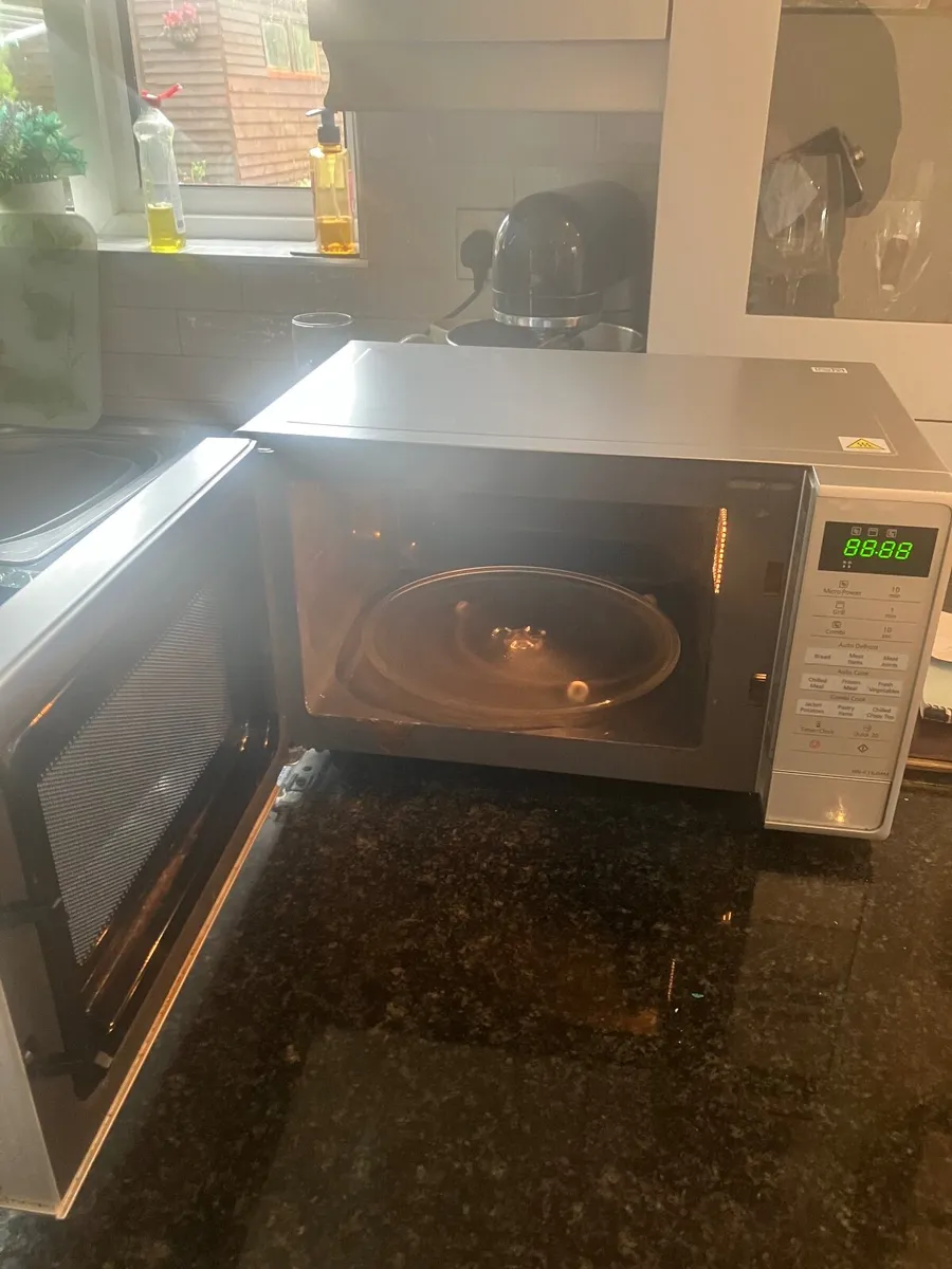 Microwave oven Panasonic 800 with Grill - Image 3