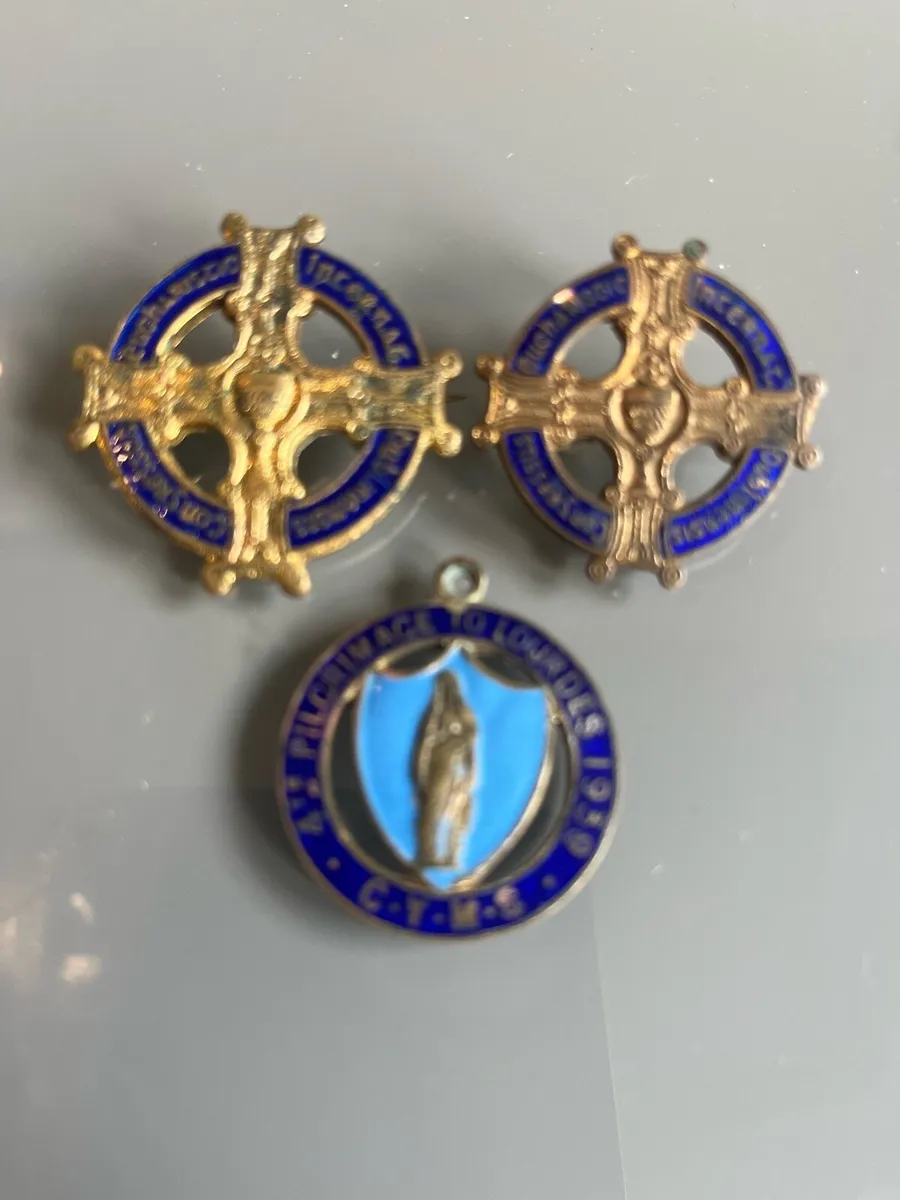 Vintage  Eucharistic congress 2 sizes badges - Image 1