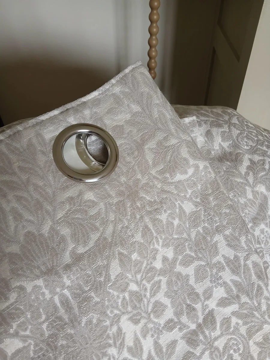 Curtains - Image 2
